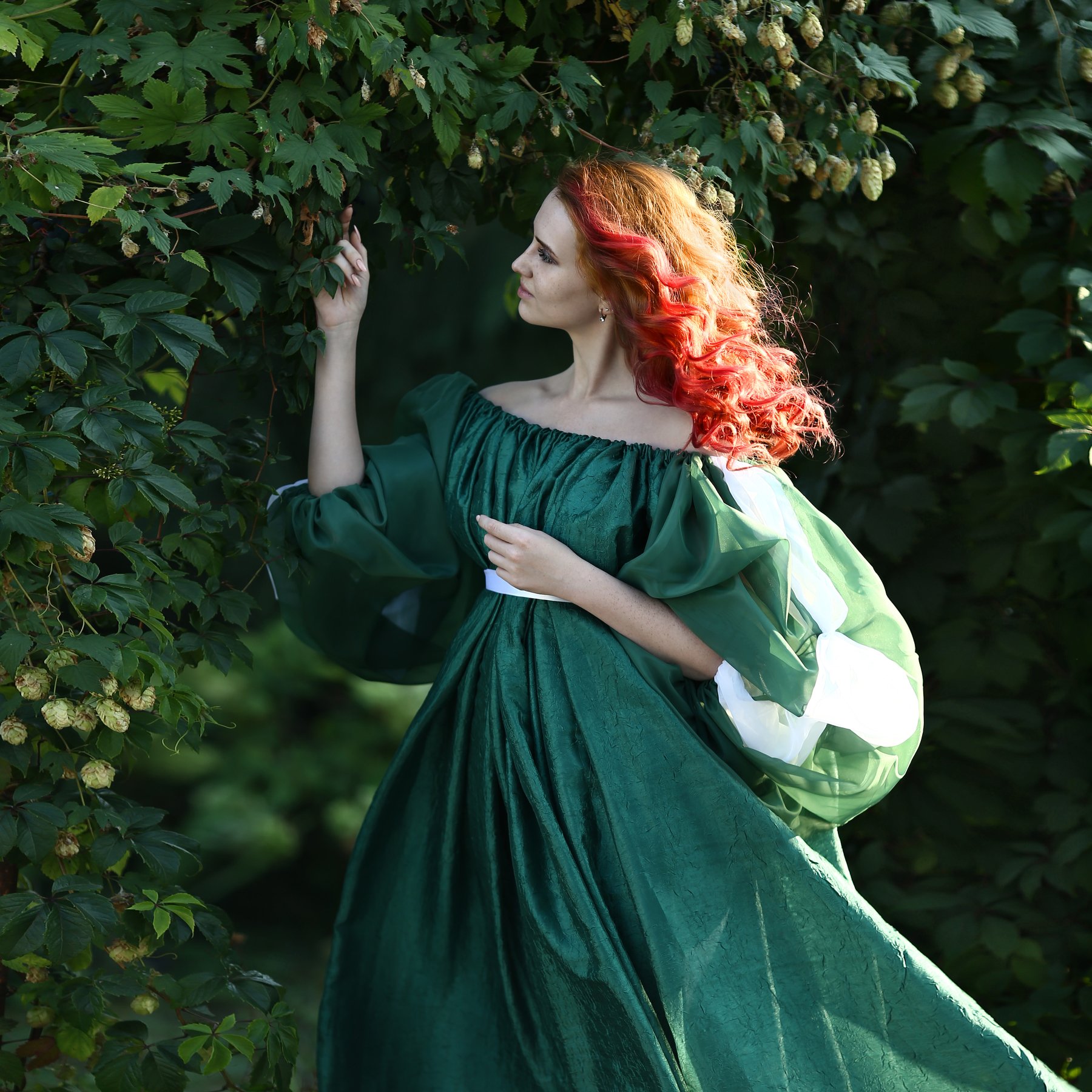 Рыжая девушка в зеленом платье