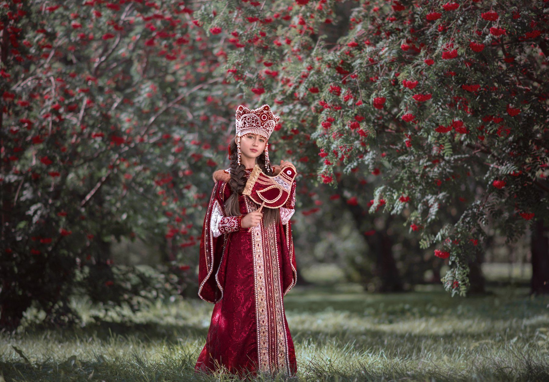 Девушка в русском народном костюме у рябины