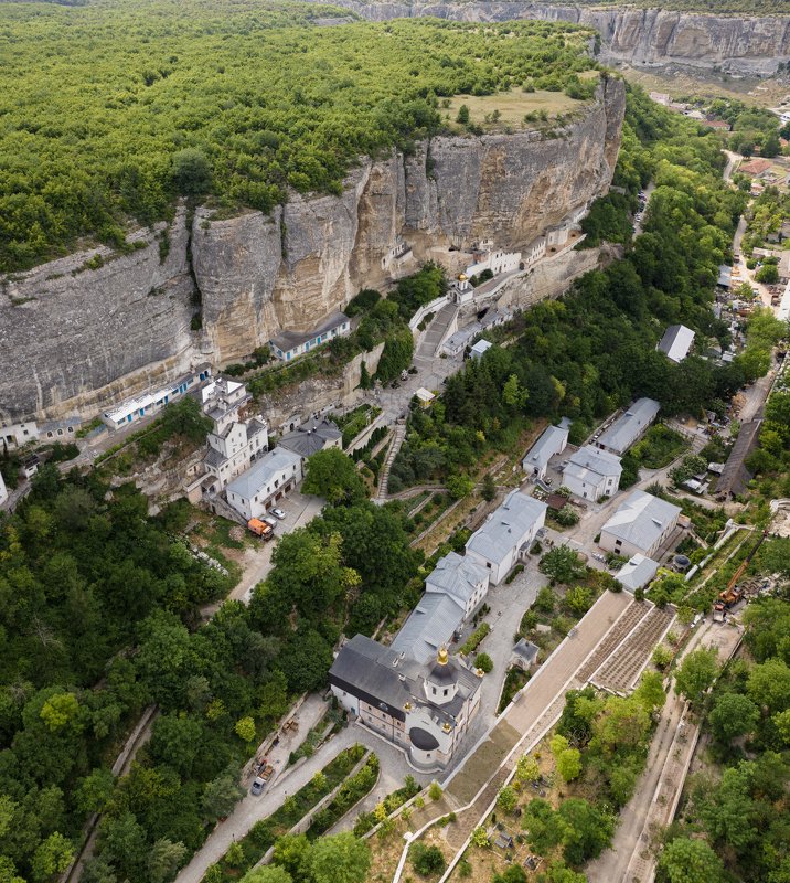 Республика Крым, г. Бахчисарай и Успе́нский Анаста́сиевский пещерный монасты́рь