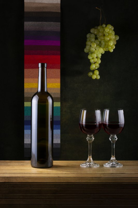 Натюрморт с виноградом и вином в бокалах