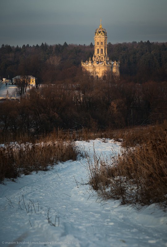 Зимний вид на Знаменскую церковь на закате