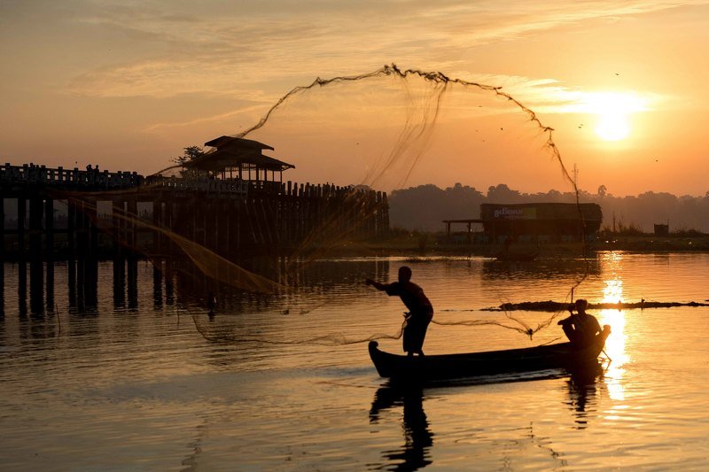 Рыбак на рассвете. Мьянма.