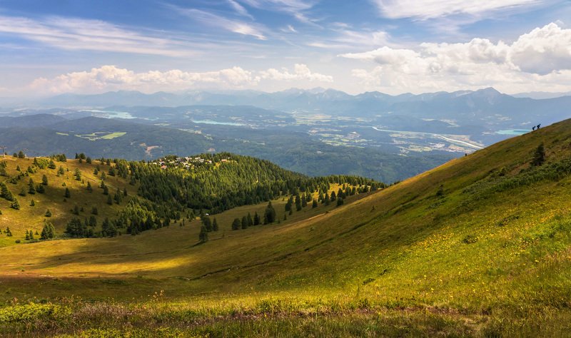 Туристы в горах Австрии. Вид на озера Осияхер Зее.