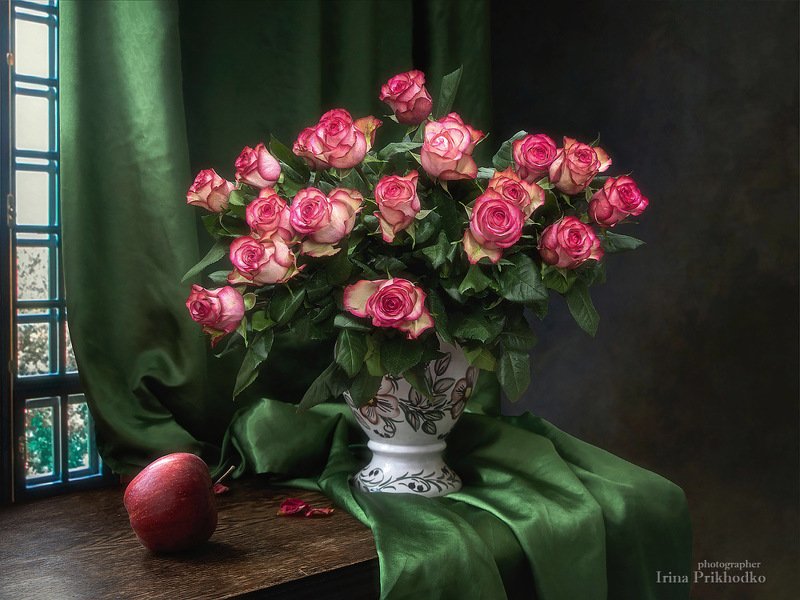 Натюрморт с яблоком и букетом роз