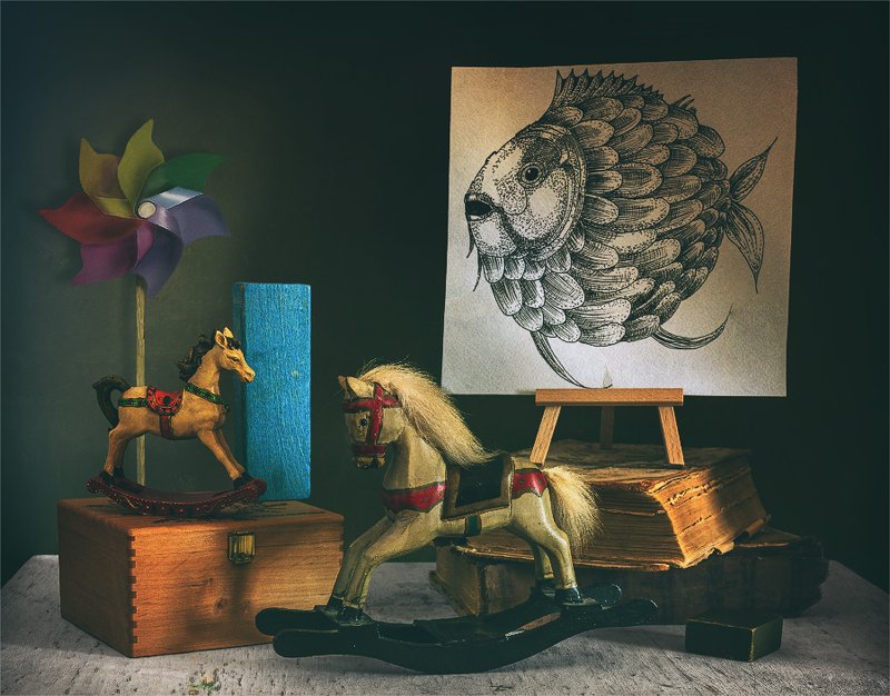 натюрморт с картинкой и деревянными лошадками