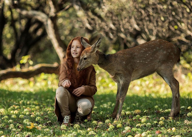 Девочка с олененком бэмби