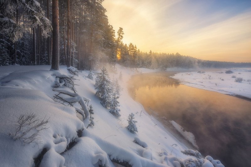 Мороз и солнце на берегу реки Белая Холуница