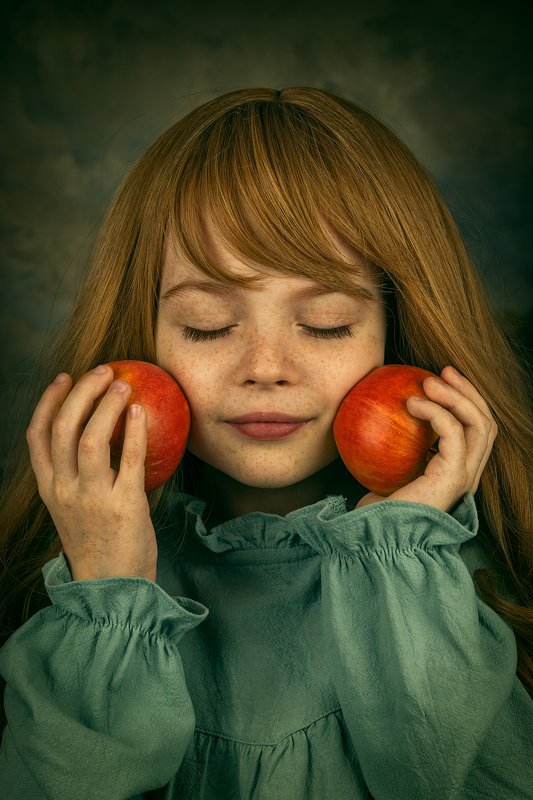 Девочка с яблоками.