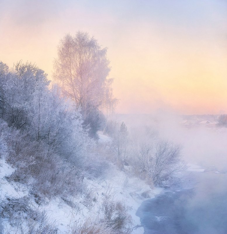 Утренний мороз на берегу реки