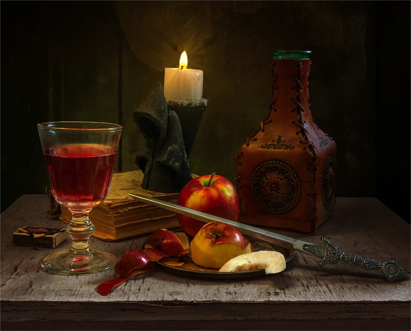 натюрморт с яблоком и вином