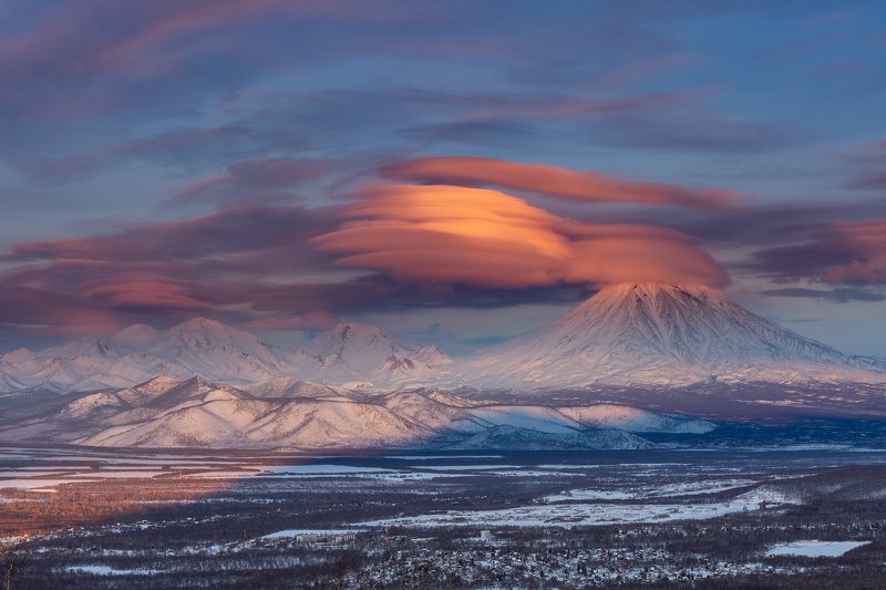 Лентикулярные облака над Корякским вулканом 