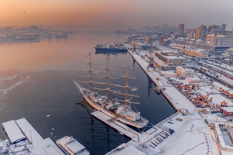 Парусное учебное судно «Надежда» в порту Владивостока