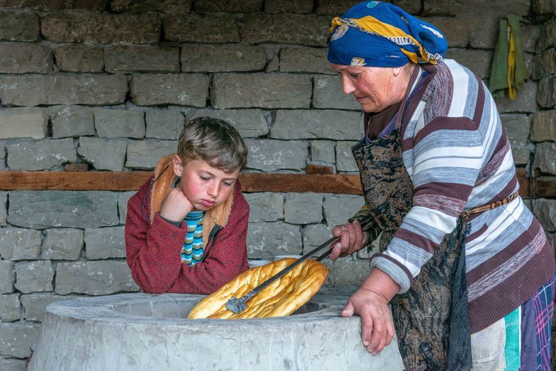 Бабушка печет хлеб