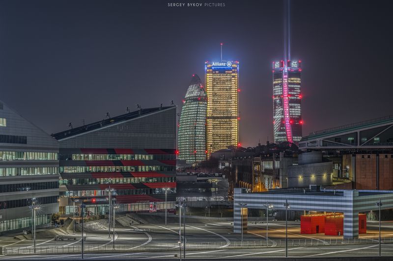 Штаб-квартира футбольной команды  Милан на фоне городской жизни - Милан