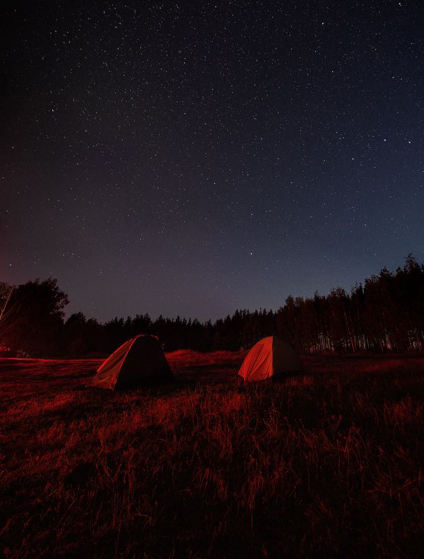 палатки в ночи 