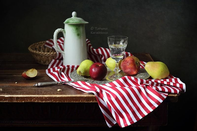 Яблоки и груши на полосатой салфетке