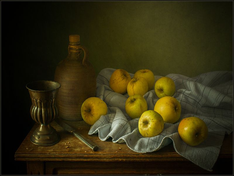 Натюрморт с жёлтыми яблоками