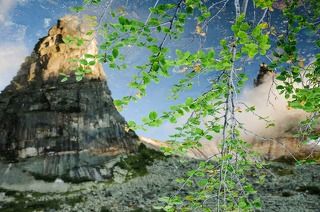 рисуя скалы в зеркале воды