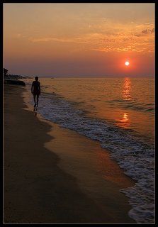 По краешку моря, смотря на закат...