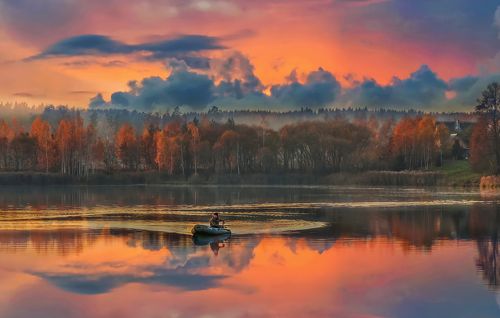 Знает каждый рыболов - на закате лучший клёв...