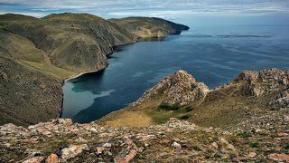 Крутые берега и синяя вода