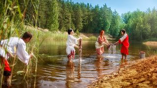 На речке...
