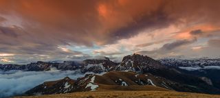 МЫ СИДЕЛИ И КУРИЛИ , НАЧИНАЛСЯ НОВЫЙ ДЕНЬ
