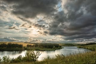 Течет река