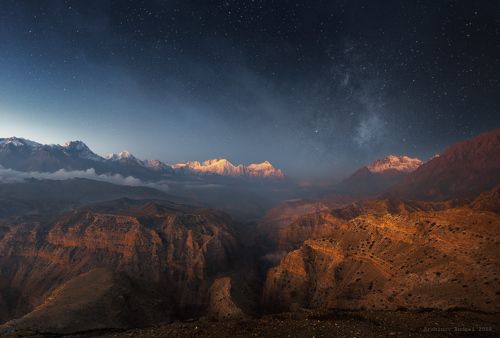 Очень раннее утро над горами Непала.