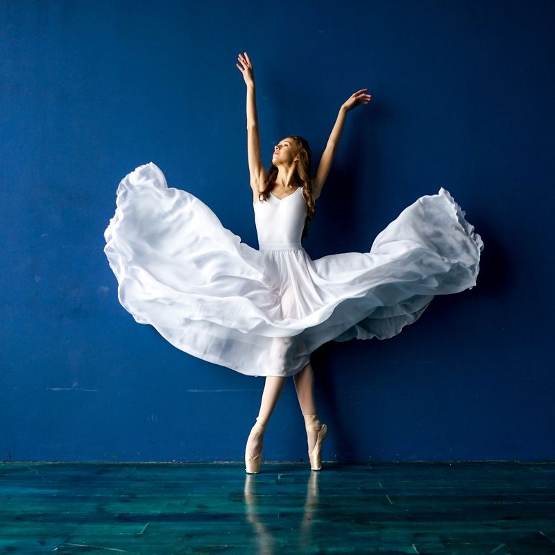 Танцовщица в платье