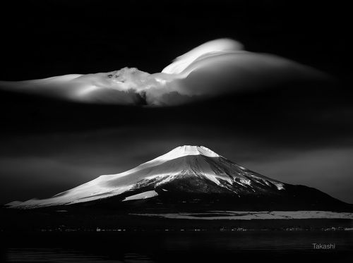 Cloud on the lake