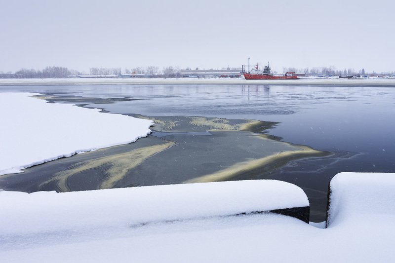 Апрель архангельск. Апрельский лёд. Льдина на речке. Льдины на реке. Льдины на реке мойке.