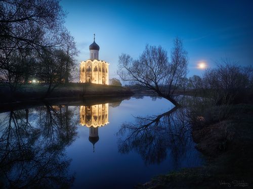 Покрова на Нерли. Луна перед рассветом