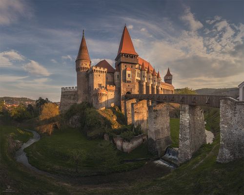 У стен древнего замка
