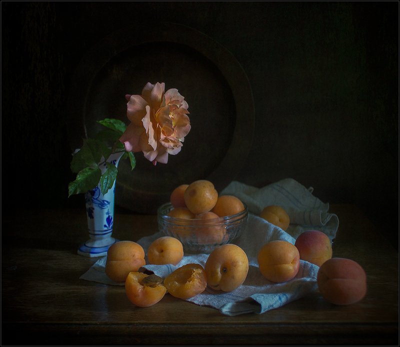 Натюрморт с абрикосами