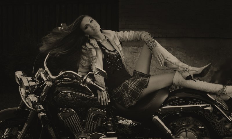 девушка на мотоцикле 