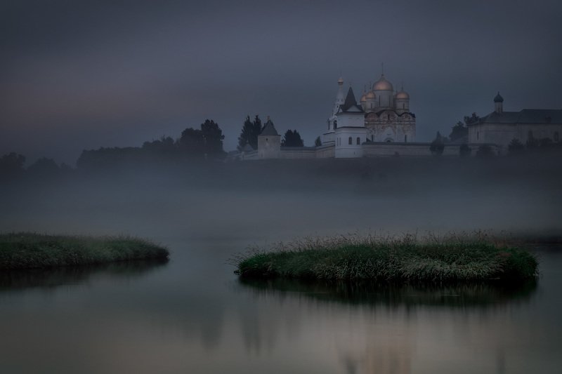 Туманный рассвет у монастыря