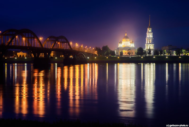Ночной Рыбинск. Мост через Волгу и Спасо-Преображенский собор.