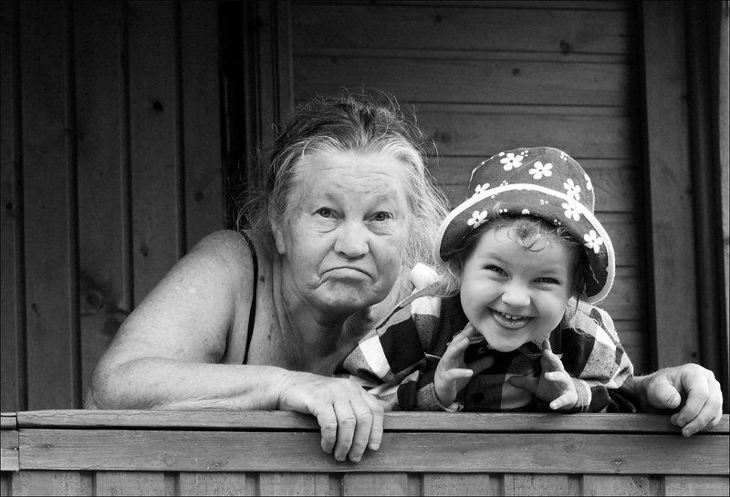 Смешная картинка бабушка и внучка, марта смс