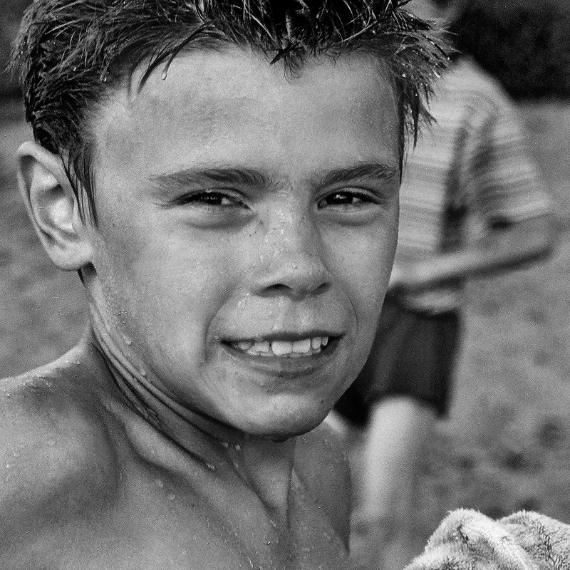 Портрет мальчишки после купания в озере
