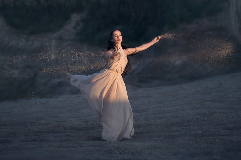 Sand dance. Фотосессия танцы песок. Танцы на песке. Софья Присс танцы на песке. Танцующие Пески Казахстан.