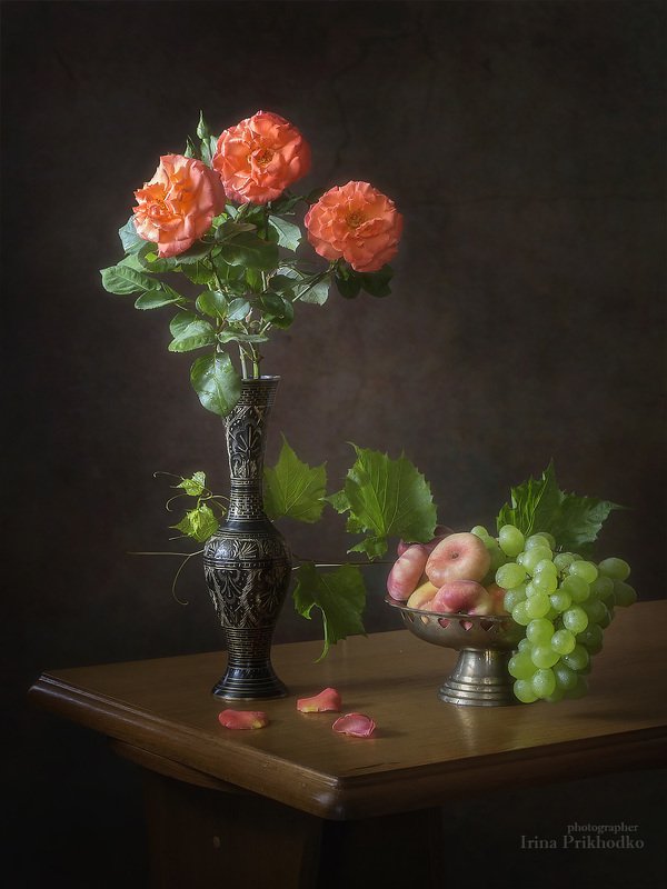 Натюрморт с веткой садовых роз