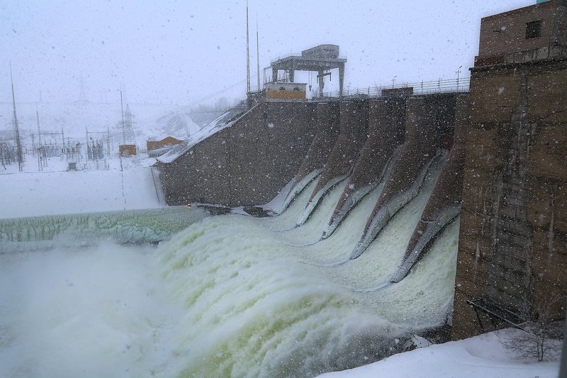Ириклинское водохранилище сброс воды сейчас. Ириклинская ГЭС. ГЭС Оренбург. Ириклинская плотина. Энергия воды.