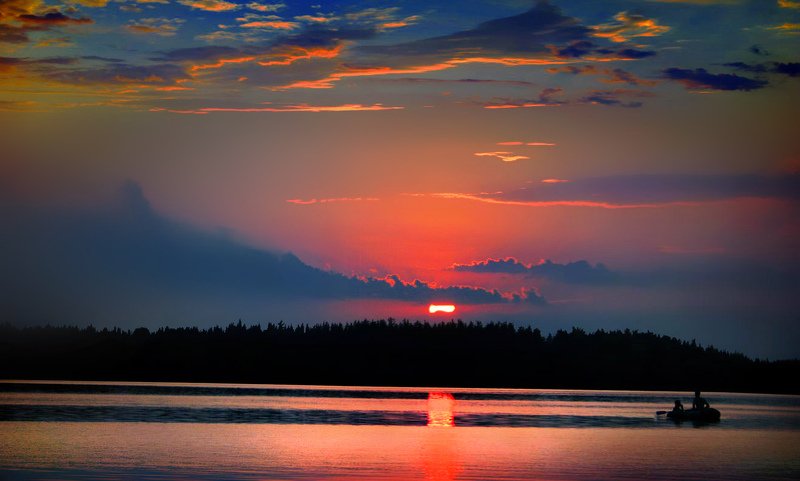 Ультрамариновый закат над лесным озером