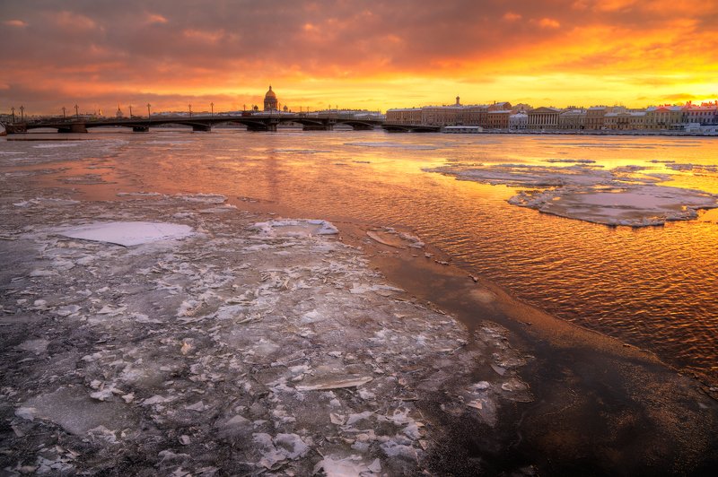 Морозное утро на набережной лейтенанта Шмидта. Санкт-Петербург