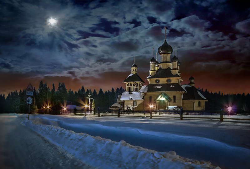 Лунный вечер на хуторе у церкви