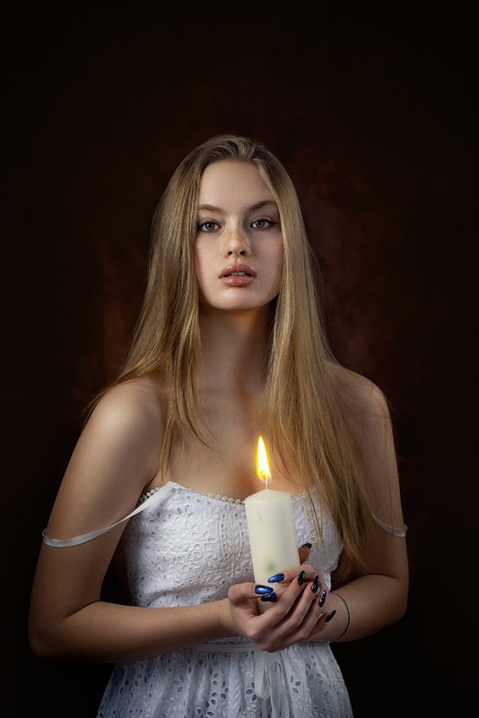 Портрет девушки со свечой