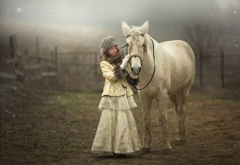 Девушка и белый конь 