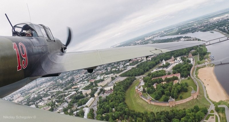 Штурмовик Ил-2 пролетает Новгородский кремль