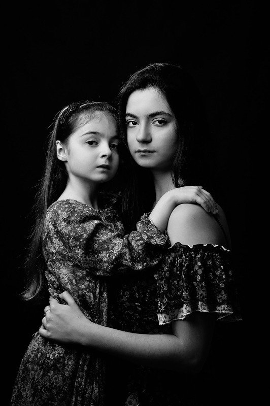 Two sisters. Сестра фотограф. Две сестры Соболь. Two sisters Song. Vikun_sister2.